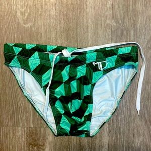 Green geometric print men’s swim briefs